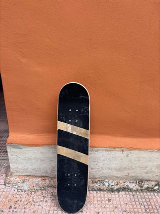 Skateboard nero con strisce