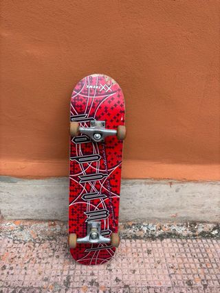 Skateboard nero con strisce