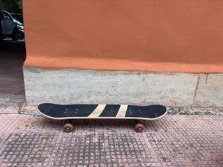 Skateboard nero con strisce