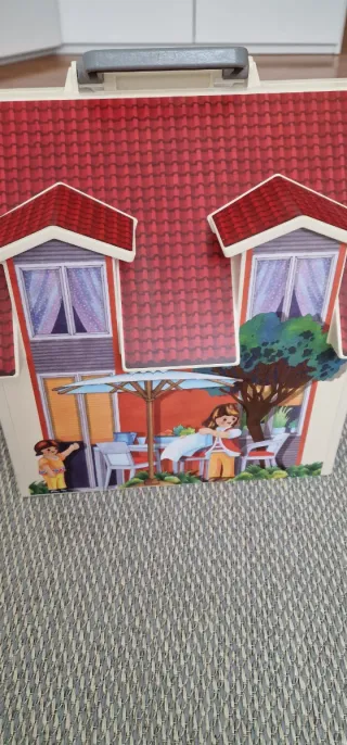 Casa Playmobil con jardín y figuras