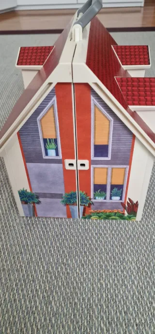 Casa Playmobil con jardín y figuras