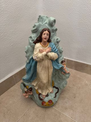 Virgen de escayola con ángeles