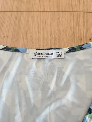 Vestido Stradivarius estampado geométrico