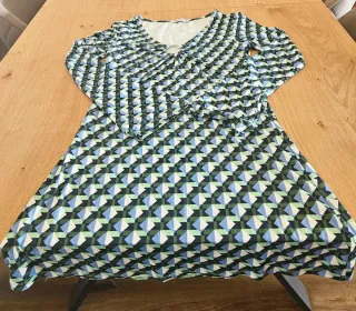 Vestido Stradivarius estampado geométrico