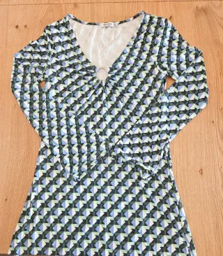 Vestido Stradivarius estampado geométrico