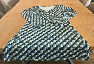 Vestido Stradivarius estampado geométrico