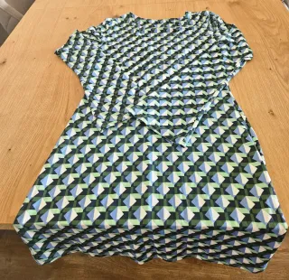 Vestido Stradivarius estampado geométrico