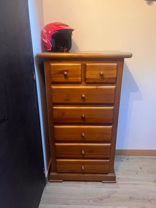 Cómoda de madera robusta