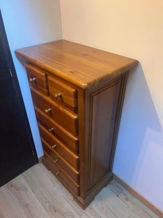 Cómoda de madera robusta