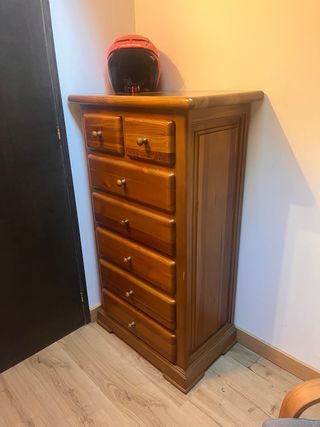 Cómoda de madera robusta