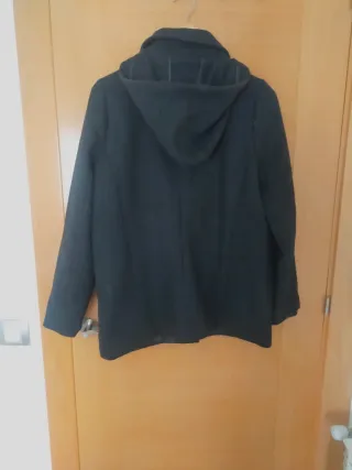 Chaquetón de paño negro con botones dorados