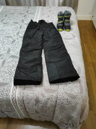 Pantaloncini da sci per bambini neri con bretelle