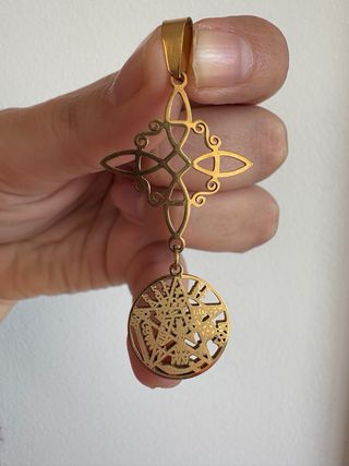 Colgante Nudo de Brujas Tetragramaton Dorado