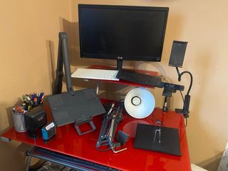 Set de oficina: monitor, teclado, webcam y más