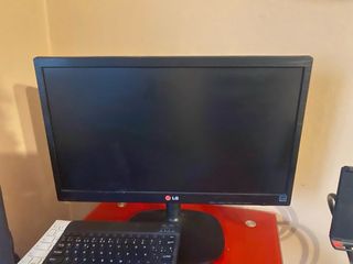 Set de oficina: monitor, teclado, webcam y más