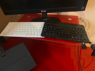 Set de oficina: monitor, teclado, webcam y más