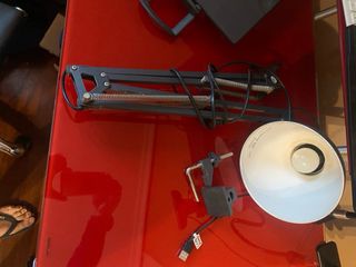 Set de oficina: monitor, teclado, webcam y más