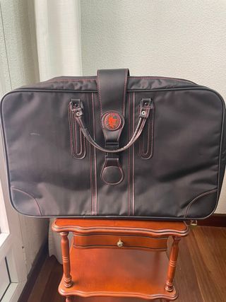 Bolso de dibujo negro con detalles rojos