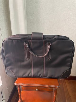 Bolso de dibujo negro con detalles rojos