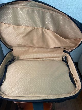 Bolso de dibujo negro con detalles rojos