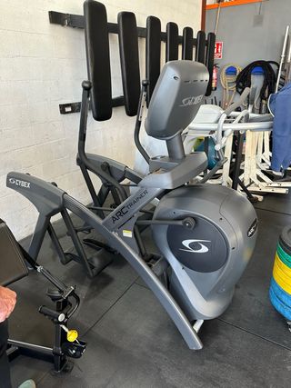 Cybex Arc Trainer y Curl Bíceps