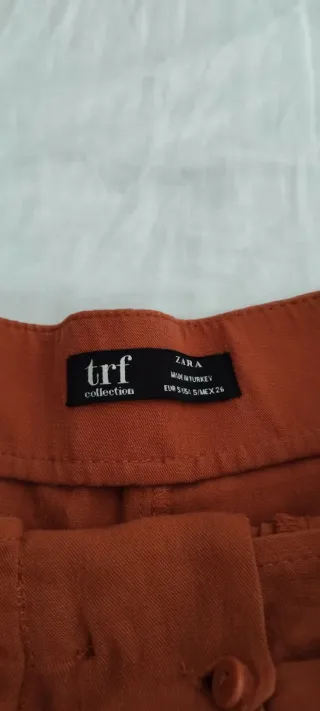 Pantalones cortos color ladrillo de cintura alta.