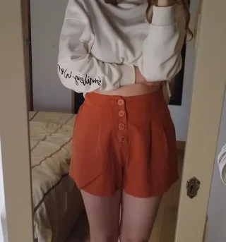 Pantalones cortos color ladrillo de cintura alta.