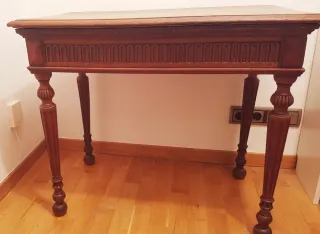 Escritorio antiguo de madera con cajonera