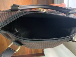 Bolso de mano marrón y negro