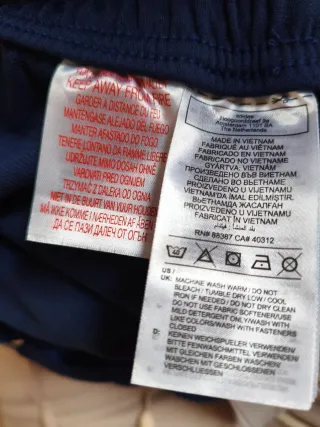 Pantalón Chándal España. Debe medir entre 1,74/6