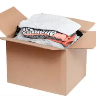 Scatola con abbigliamento e scarpe donna