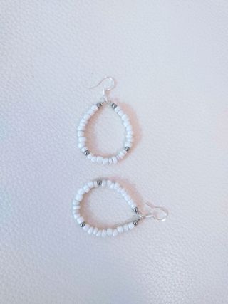 Pendientes con cuentas irregulares de concha