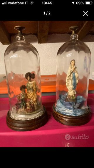 Due vecchie teche in legno e vetro integre