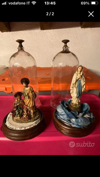 Due vecchie teche in legno e vetro integre