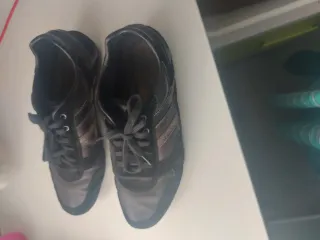 Zapatos casuales negros y marrones