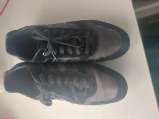 Zapatos casuales negros y marrones