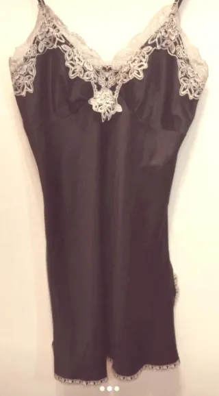 Lencería de Lujo: Negligé Negro de Seda y Encaje