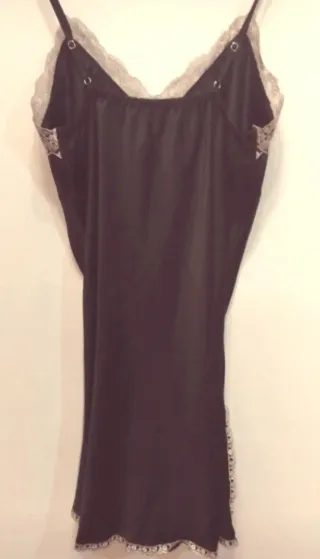 Lencería de Lujo: Negligé Negro de Seda y Encaje