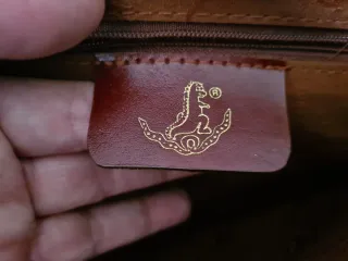 Portadocumentos de piel marrón rojizo