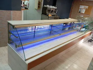 Expositor con refrigerador mármol