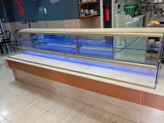 Expositor con refrigerador mármol