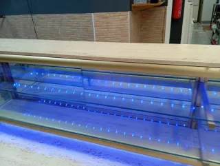 Expositor con refrigerador mármol