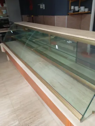 Expositor con refrigerador mármol