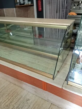 Expositor con refrigerador mármol