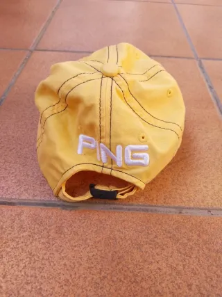 Gorra de golf PING amarilla