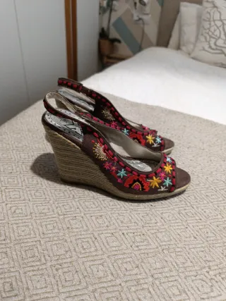 Sandalias cuña bordadas talla 39