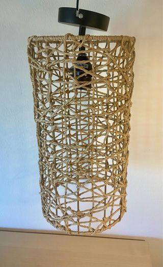 Lámpara colgante de ratán tejida