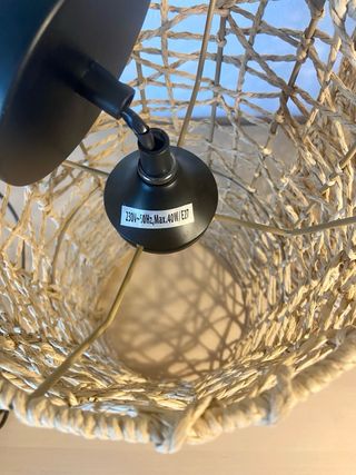 Lámpara colgante de ratán tejida