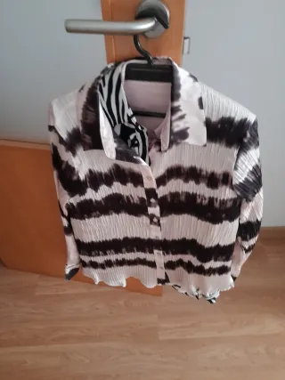 Camisa plisada con estampado