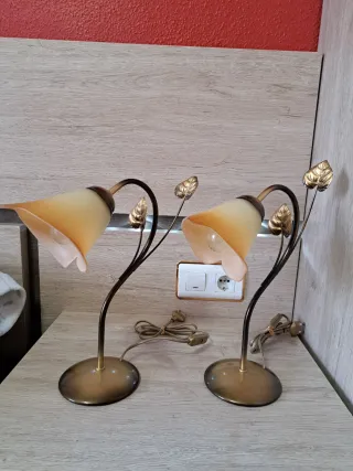 Lámparas de mesita doradas y transparentes